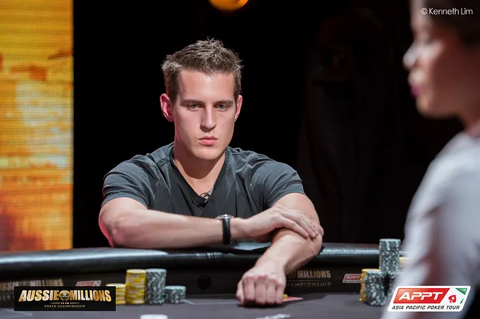 Un opérateur demande à Mike 