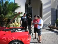 Thomas (de negro) y Gerard, firmando los papeles para jurar que no lo van a estampar