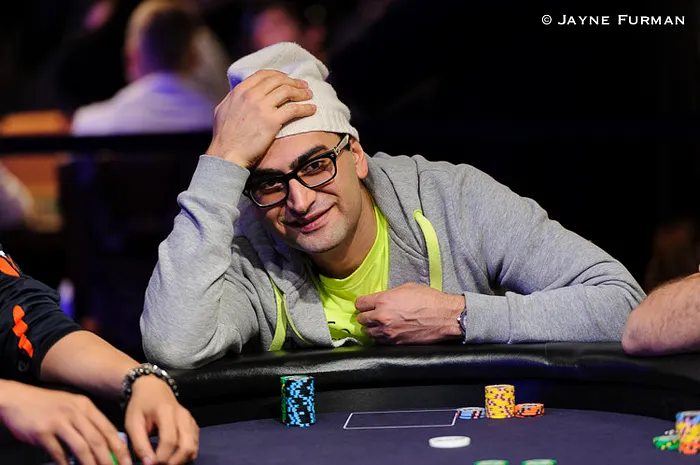 Vidéo : Esfandiari perd un bet et mange des grenouilles crues, Hellmuth joue au mime Marceau 0001