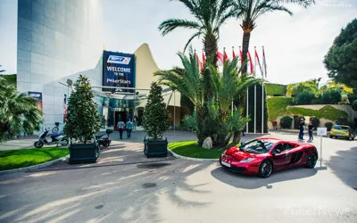 McLaren aparcado fuera del Monte-Carlo® Casino