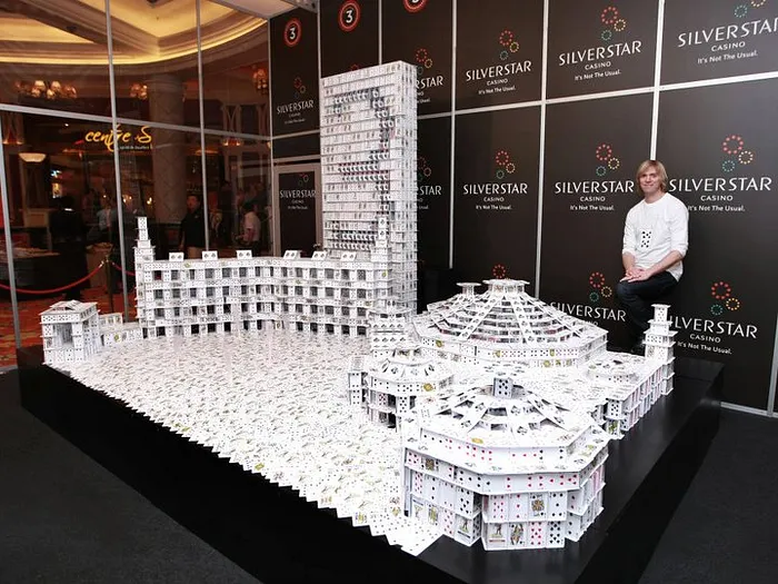 Bryan Berg, le maître incontesté des châteaux de cartes 106