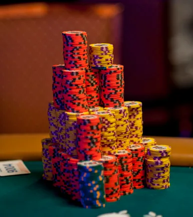 Si vous pouvez compter ce stack en moins de deux minutes, vous pouvez postuler à france@pokernews.com pour les WSOP 2013