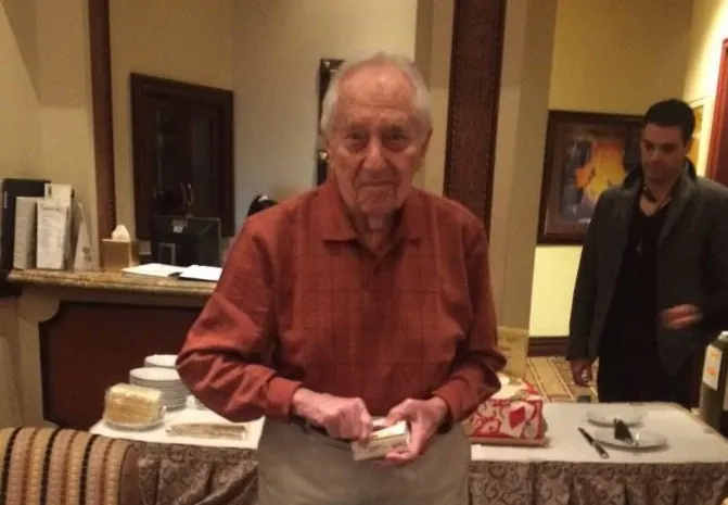 100 ans et toujours fan de poker ! 0001