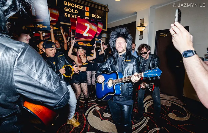 Phil Hellmuth entrando al Main Event