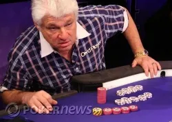 "¿Eh? Quién es este tipo de PokerNews? Ah! Doormangore... menudo pescado..." dice Shulman...