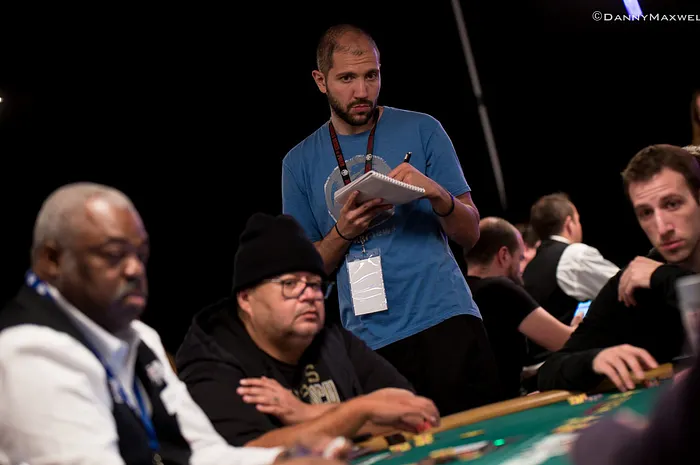 Mo Nuwwarah counts chips during the WSOP.