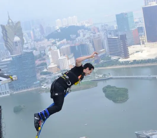 Les défis d’ElkY : un saut à l’élastique de 233 mètres à Macao ! (Vidéo)