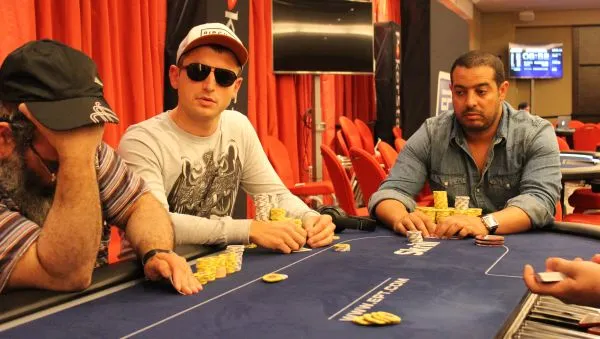 Nikita Lebedev (au centre) et El Mostafa Ederoua (à droite)