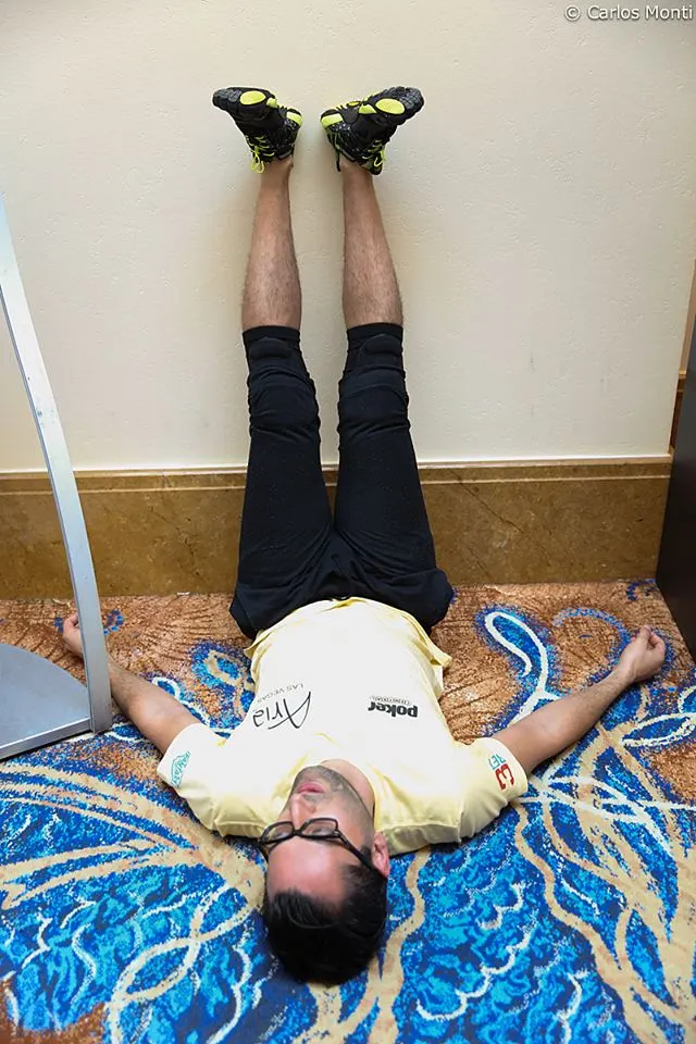 Antonio Esfandiari cuit après des heures de Fentes