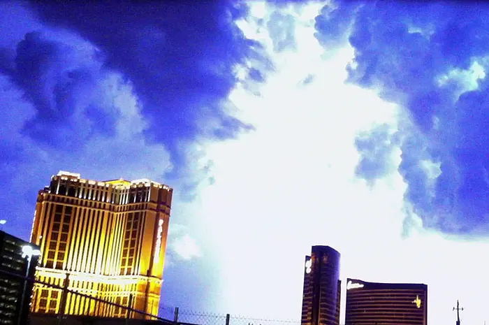 Destruction Derby à Las Vegas : Le Top 10 video des implosions d'hôtels 0001