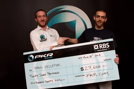 Yann Pelletier reçoit le chèque de la victoire