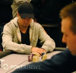 Jetten keeps his head down while the dealer matches stacks.