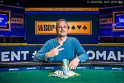 Ryan Bambrick bate Negreanu no $10K O8 Championship e conquista segunda bracelete WSOP