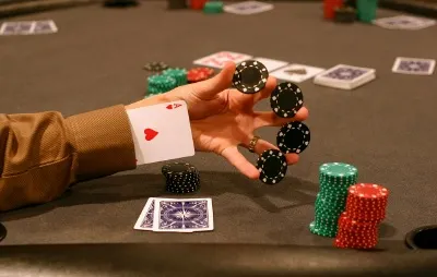 L'angle shooting au poker est une pratique controversée souvent assimilée à de la tricherie