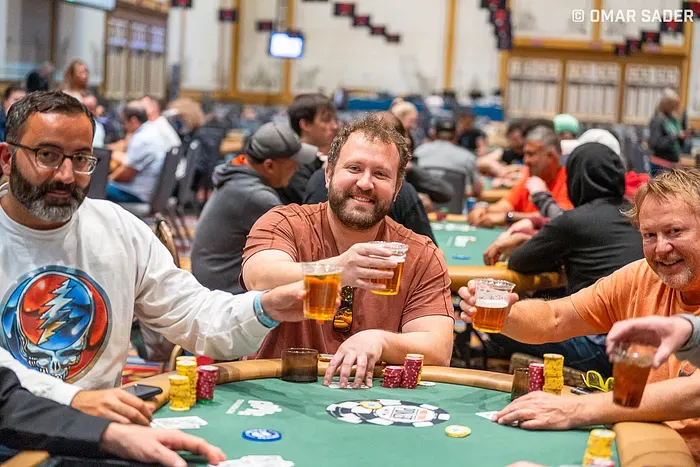 cervejas em uma mesa de poker