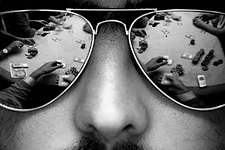 Lunettes reflets table poker