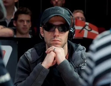 Interview PokerNews : alerte au 'viirusss' (Yorane Kerignard)