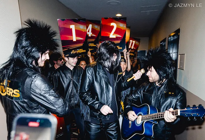 Phil Hellmuth entrando al Main Event