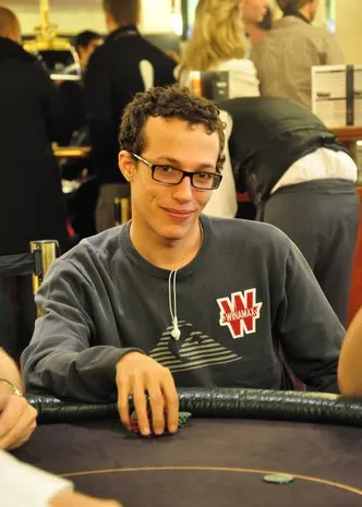 Red Bull Out Of Frame : Du skate au poker, Raphael Brunis ride la vie 0001