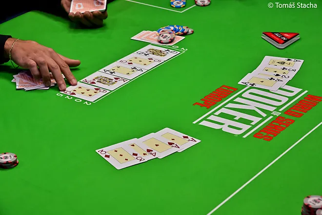 Mao rivers a straight to bust Atac