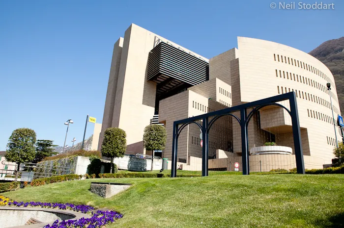 Le Casino de Campione sur la corde raide 0001