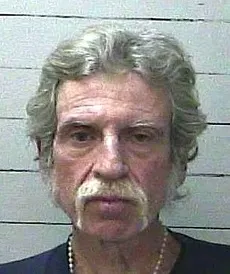 Un voleur prend le temps de manger et de boire du vin chez sa victime... mais oublie sa... 101