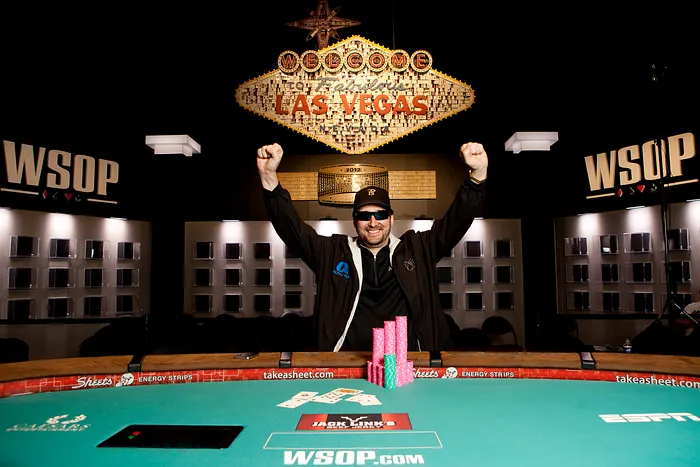 Phil Hellmuth lors d'une de ses victoires sur les WSOP