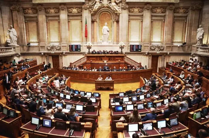 Aprovadas limitações de acesso às plataformas online durante estado de emergência