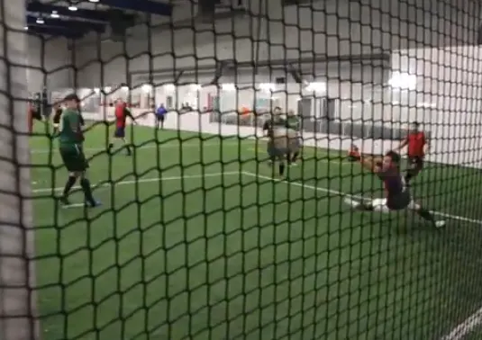 Equipa de Futebol de Jeff Gross, Tim Adams e Kristy Arnett Brilha em Campo! 0001