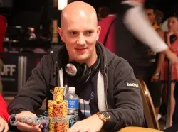 Main Event WSOP 2010, Jour 2A : le field coupé en deux (1202 survivants sur 2414) 0001