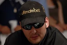 Phil Hellmuth baila fuera de las mesas