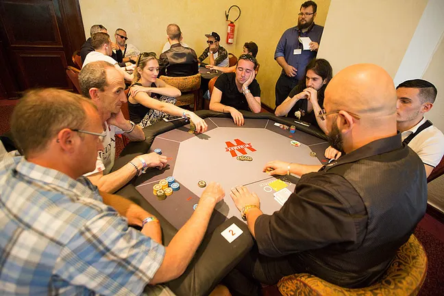 Winamax Pro's Gaelle Baumann and Alexandre Luneau at the same table at the SISMIX Main Event