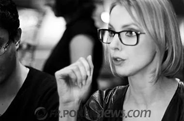 Frédérique Bel : minute blonde et strip poker