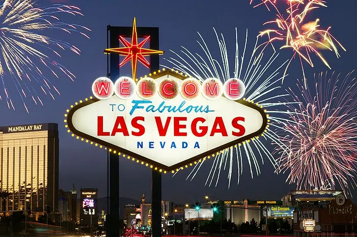 Dan Bilzerian est arrivé, les dollars sont pour lui ! 0001