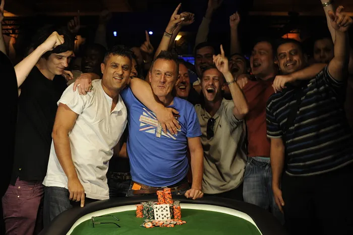 Barny Boatman (center) with Ram Vaswani (left), Ross Bopatman (right) and others upon winning his WSOP bracelet  in 2013