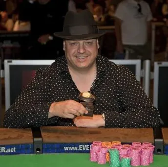 WSOP 2009: Lisandro Ganhou Bracelete e Completa a "Stud Triple Crown" 0001