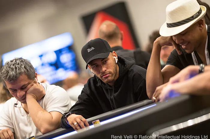Neymar, Piqué et Lo Celso jouent au poker à Barcelona 0001