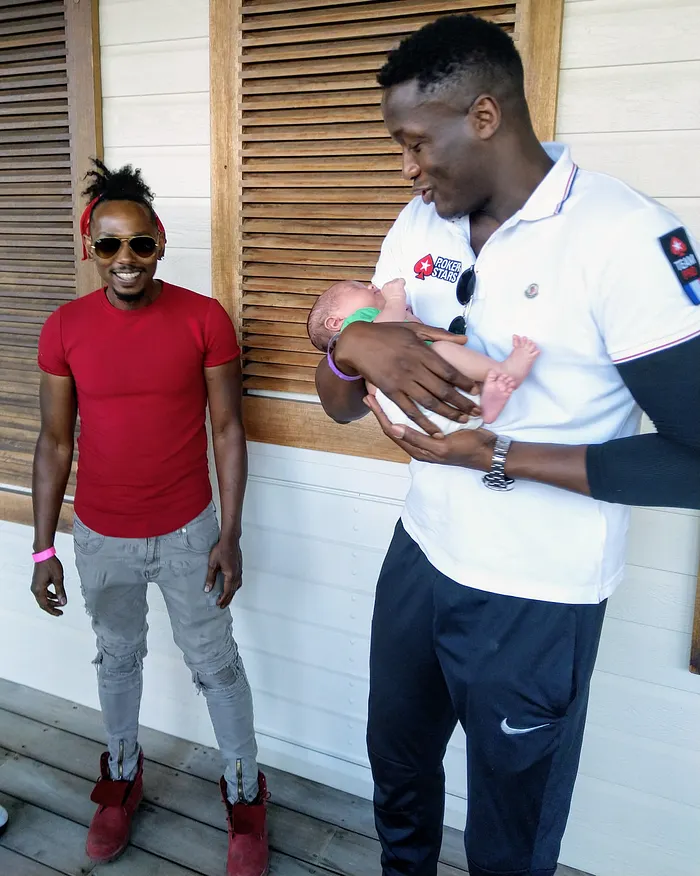 Deux papas heureux d'échanger