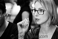 Frédérique Bel : minute blonde et strip poker