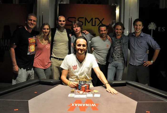 Davidi Kitai lors de sa victoire l'an dernier avec les joueurs du Team Pro / Winamax