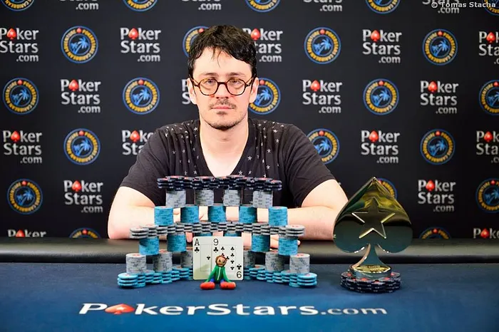 Isaac Haxton perfe même sans logo PokerStars (vainqueur du 2k rebuy 6-Handed)