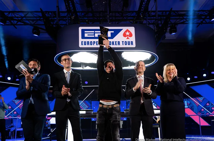 Ian Hamilton reçoit le trophée