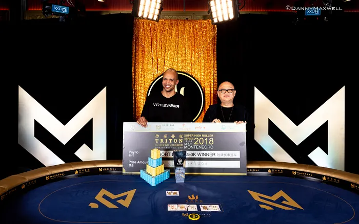 Richard Yong presents the winner cheque to Phil Ivey