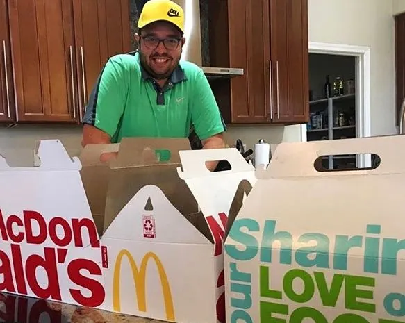 Caritatif : Mike Noori échoue à manger 1000$ de McDonalds en 36 heures... mais récolte 14.000$ 0001