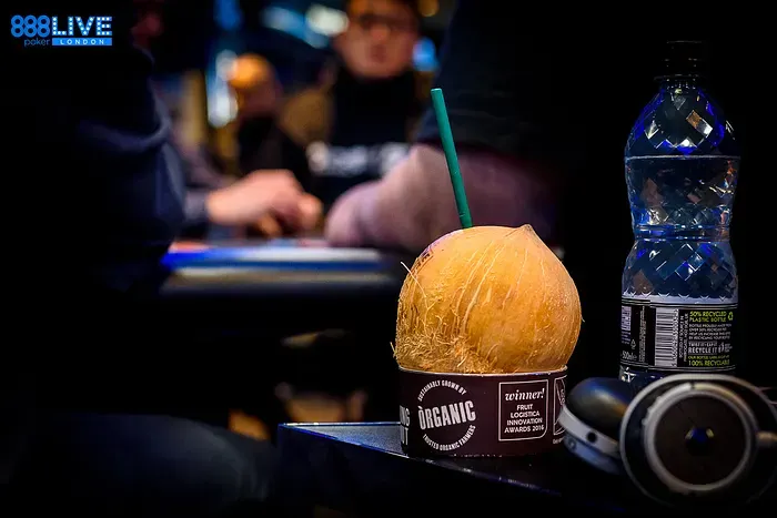 coco em mesa de poker