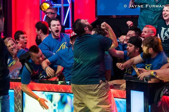 Scott Blumstein consigue una amplia ventaja tras el primer día de la mesa final del Main Event de las WSOP; Solo siete siguen 0001