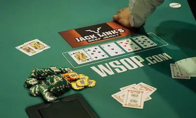 Casino Poker for Beginners: When to Keep Your Cards Covered 101