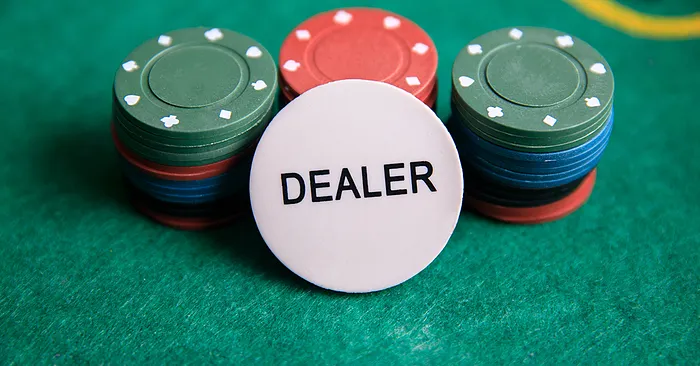 Botão de dealer no poker