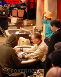 Kenny points to his 'lucky' PokerStars hat