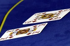 Stratégie tournoi de poker : comment jouer les mains à problèmes ?
